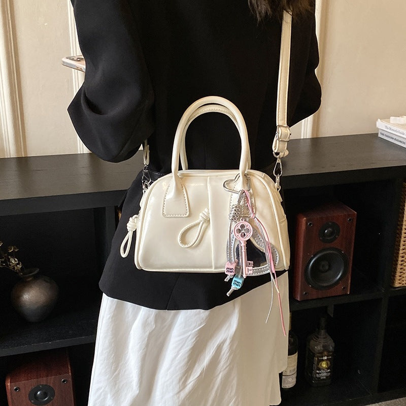 Damen praktische Handtasche mit dekorativem Anhänger Nord Taschen