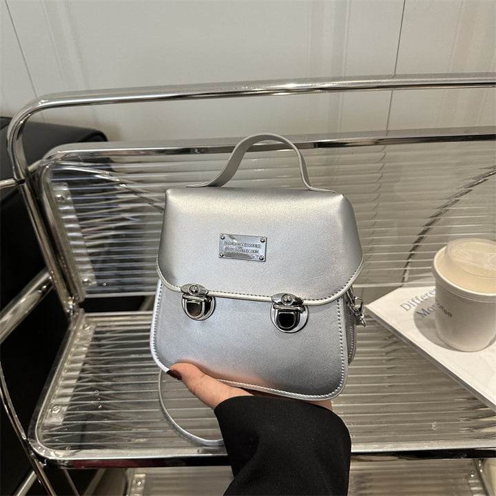 Damen praktische Crossbody-Rucksackhandtasche mit stilvollen Metallakzenten Nord Taschen