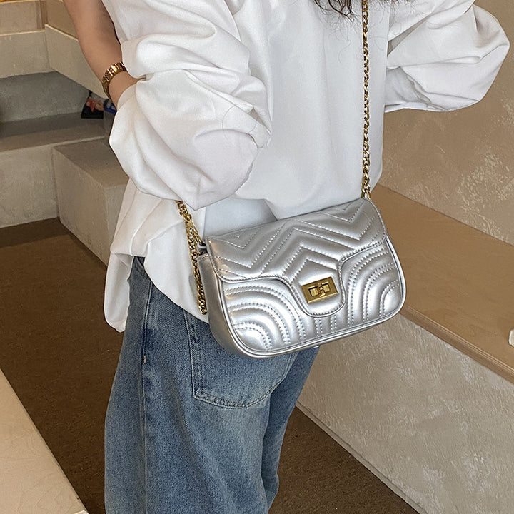 Damen Schultertasche mit elegantem Wellenmuster und goldfarbenem Verschluss Nord Taschen