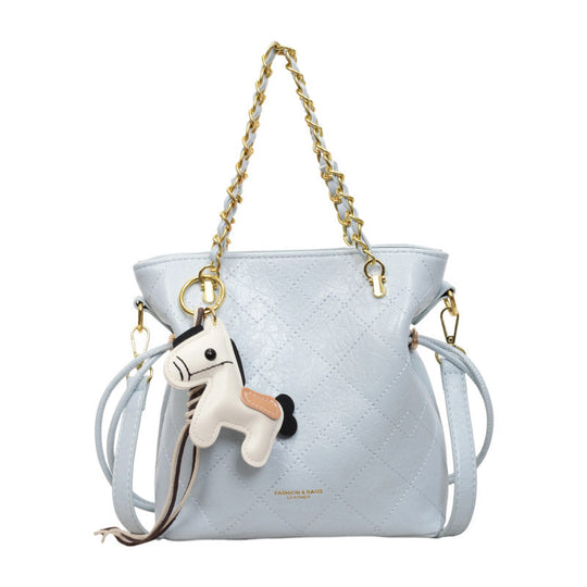 Damen moderne Hobo-Tasche mit eleganten Kettenakzenten und verspieltem Anhänger Nord Taschen