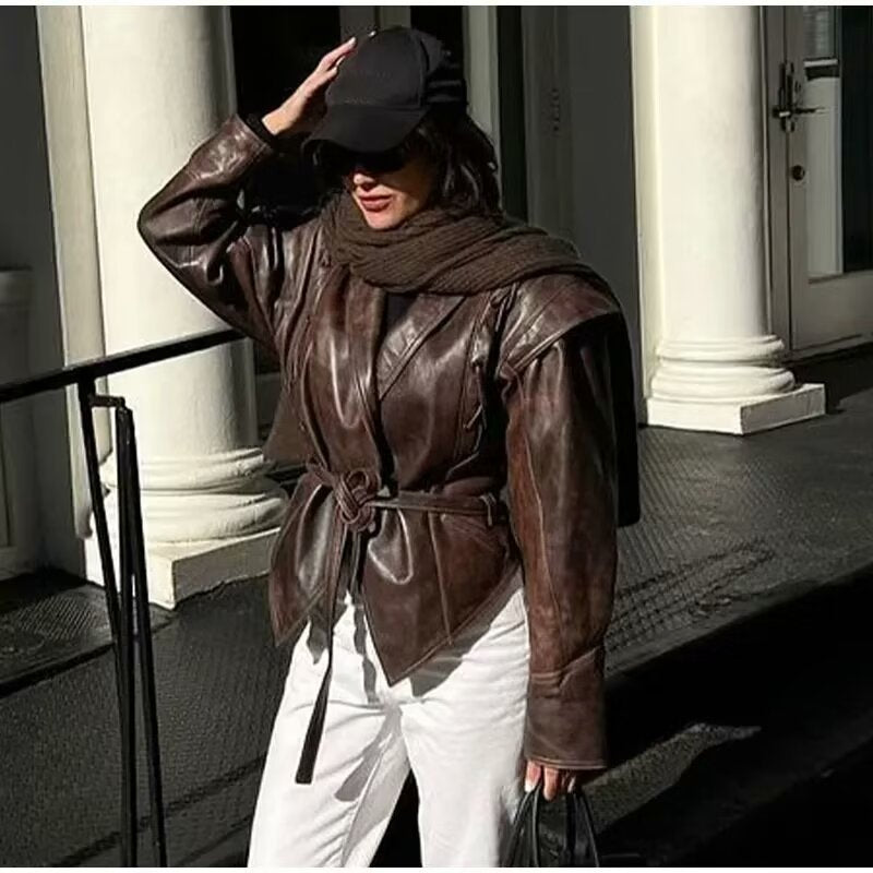 Damen Wickel-Lederjacke mit Taillengürtel, betonter Schulterpartie und femininer Silhouette Nord Taschen