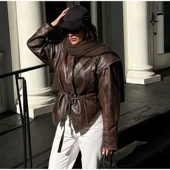 Damen Wickel-Lederjacke mit Taillengürtel, betonter Schulterpartie und femininer Silhouette Nord Taschen