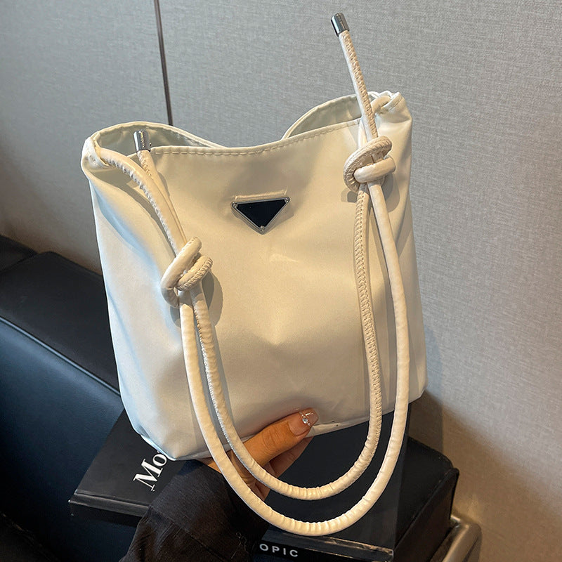 Damen Umhängetasche aus wasserabweisendem Material mit minimalistischer Form Nord Taschen