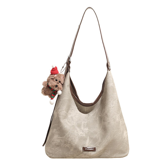 Damen Hobo-Tasche aus weichem Veloursleder mit charmantem Anhänger Nord Taschen