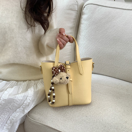Damen Handtasche mit verspieltem Tieranhänger und hochwertiger Textur Nord Taschen