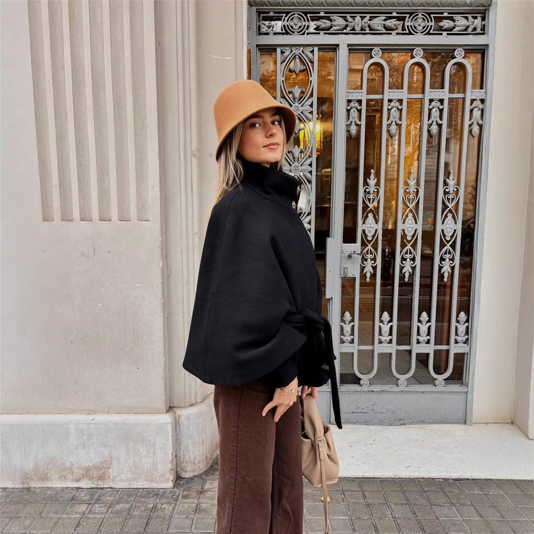 Damen Kurzes Cape‑Mantel mit Stehkragen, Taillengürtel und Zierknöpfen Nord Taschen