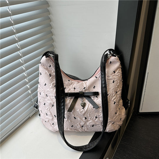 Damen Hobo-Tasche mit eleganter Struktur und charmanten Dekorelementen Nord Taschen