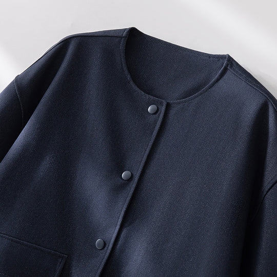 Damen Kurzjacke mit Rundhalsausschnitt, boxy Silhouette und aufgesetzten Pattentaschen Nord Taschen