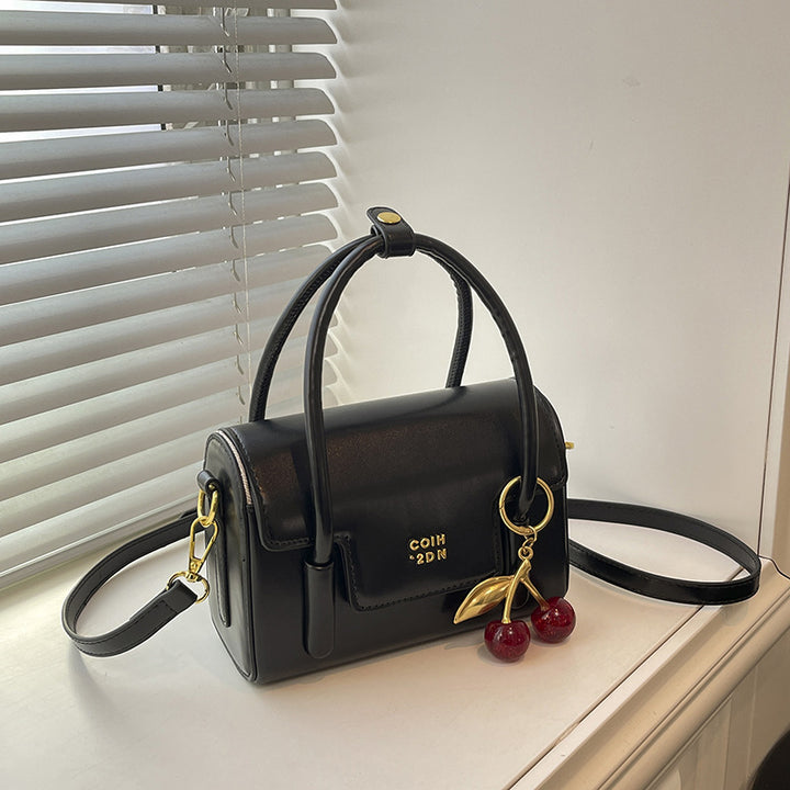 Damen Mini-Handtasche mit eleganter Struktur und charmantem Anhänger Nord Taschen