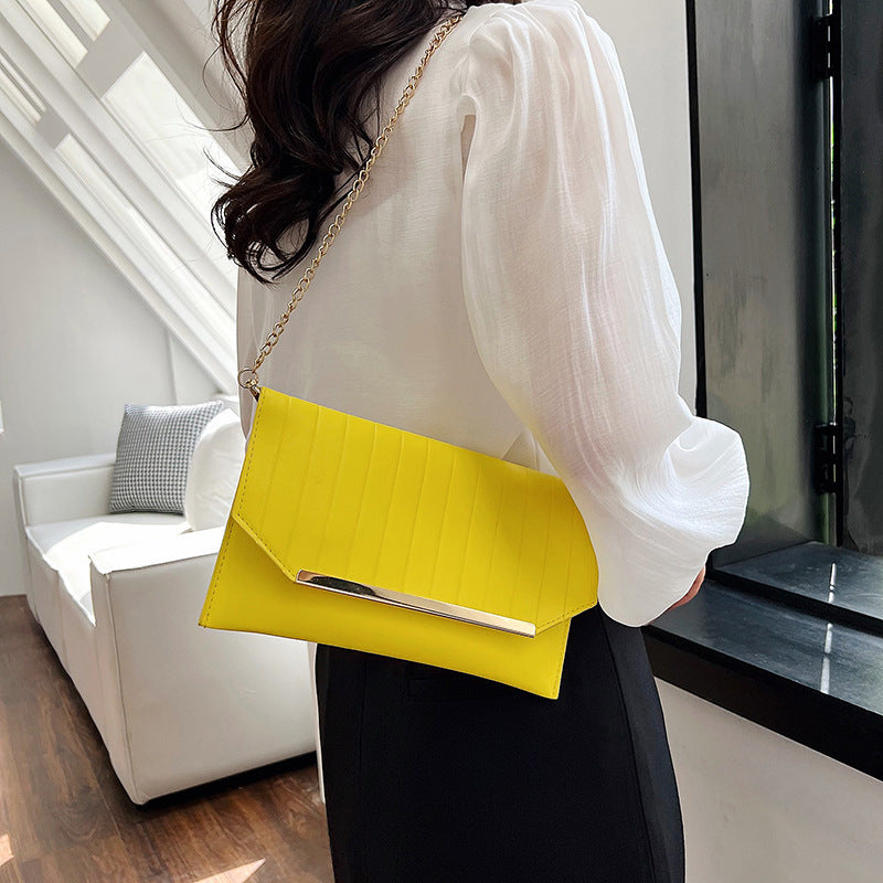 Damen elegante Clutch mit strukturiertem Design und goldenen Akzenten Nord Taschen