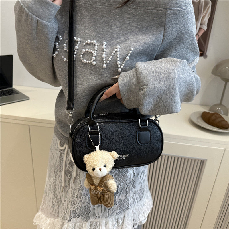 Damenschultertasche mit modernem Design und verspieltem Plüschanhänger Nord Taschen