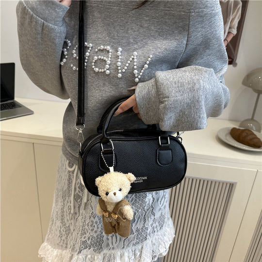 Damenschultertasche mit modernem Design und verspieltem Plüschanhänger Nord Taschen