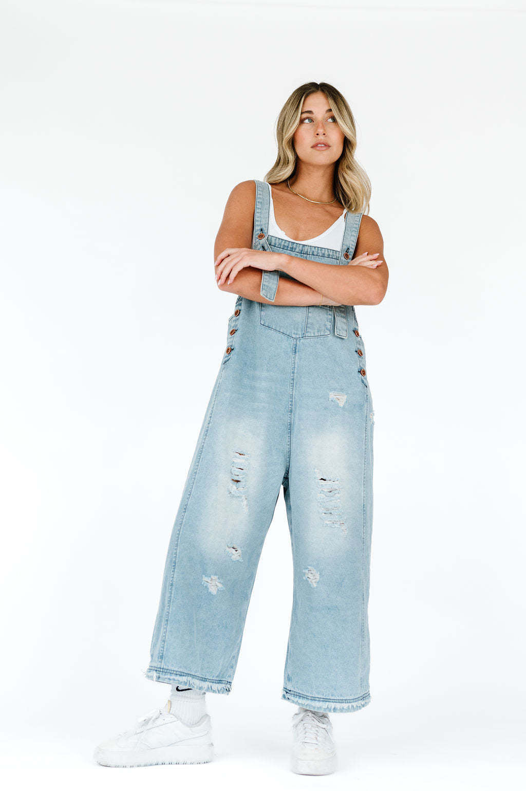 Damen lässige verwaschene Latzhose aus Jeansstoff mit Rissen und weitem Bein Nord Taschen