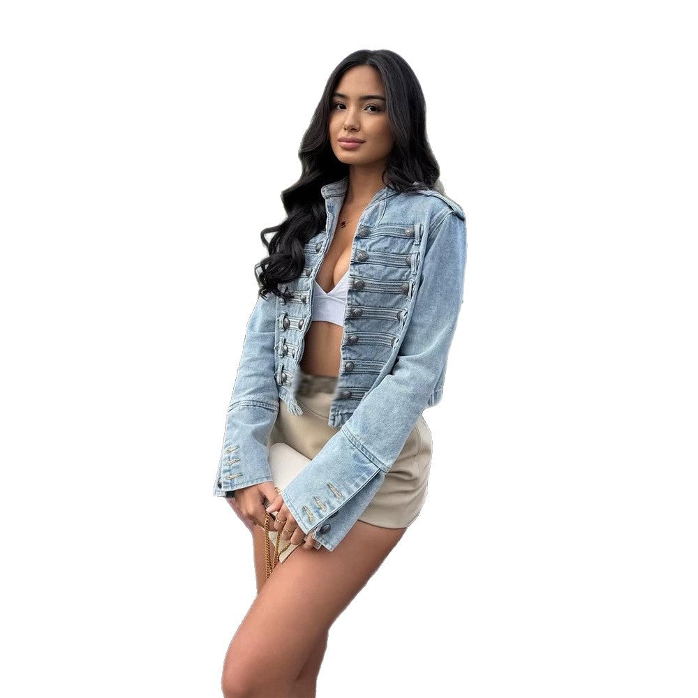 Damen Kurz geschnittene Jeansjacke im militärisch inspirierten Stil mit dekorativen Knopfleisten Nord Taschen