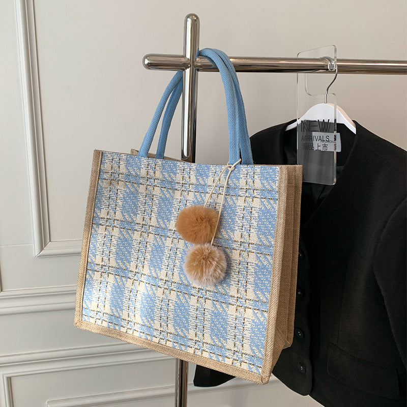 Damen Jute-Tasche mit stilvollem Karomuster und dekorativen Pompons Nord Taschen