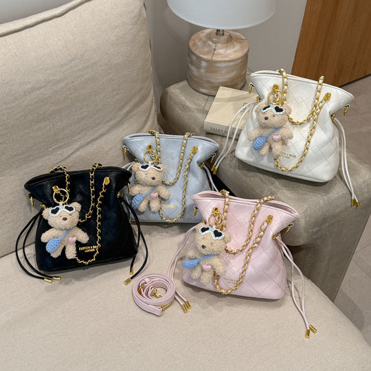 Damen Hobo-Tasche mit verspieltem Teddy-Anhänger und eleganten Kettenakzenten Nord Taschen