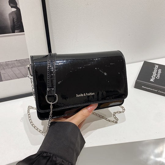 Damen elegante Umhängetasche mit schimmerndem Finish und praktischen Kettenriemen Nord Taschen