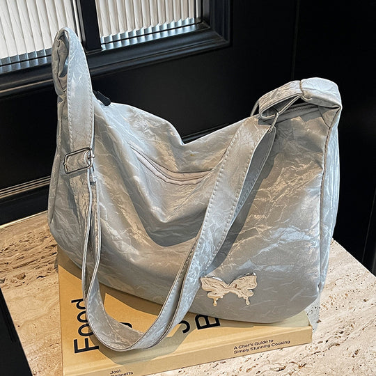Damen Umhängetasche aus leichtem Material mit dekorativem Schmetterlingsdetail Nord Taschen