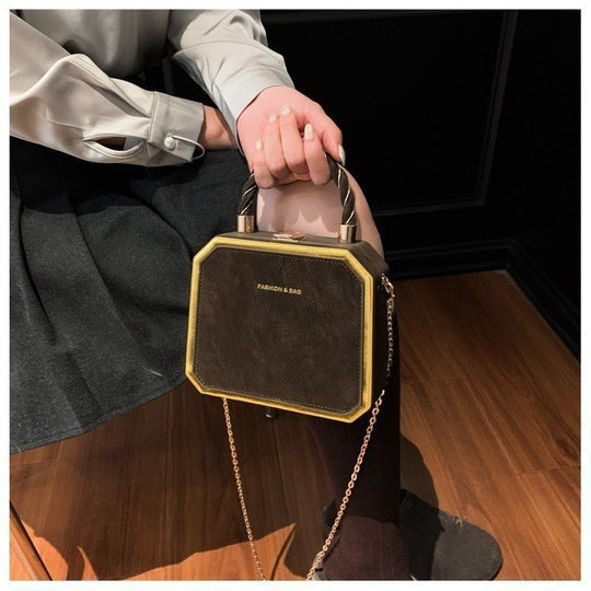 Damen elegante Handtasche im Faltendesign mit goldenen Akzenten Nord Taschen