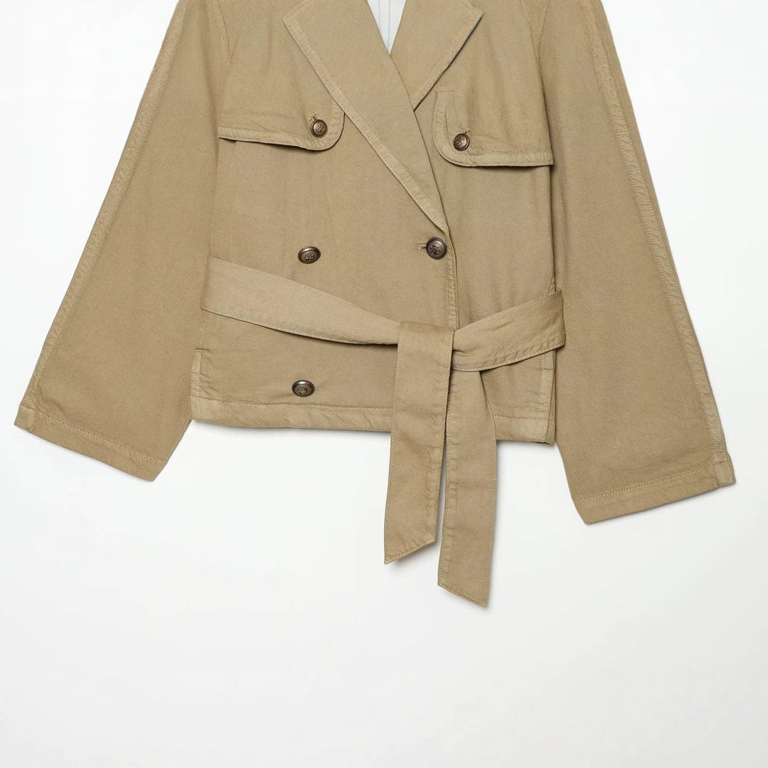 Damen Kurz geschnittene Trenchjacke mit Doppelknopfleiste, Schulterpatten und Taillengürtel Nord Taschen