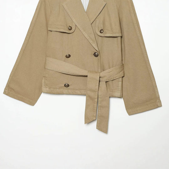Damen Kurz geschnittene Trenchjacke mit Doppelknopfleiste, Schulterpatten und Taillengürtel Nord Taschen
