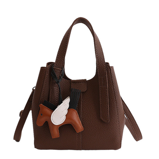 Damen praktische Schultertasche mit verspieltem Anhänger Nord Taschen
