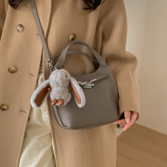 Damen Handtasche mit abnehmbarem Plüschanhänger Nord Taschen