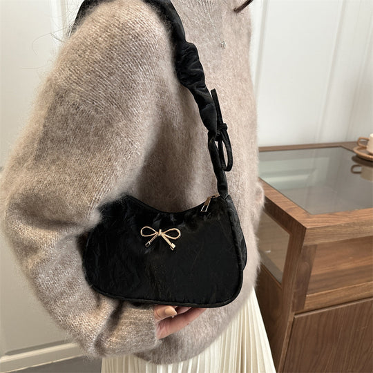 Damen Umhängetasche mit geschmeidigem Stoff und dekorativem Rüschengriff Nord Taschen