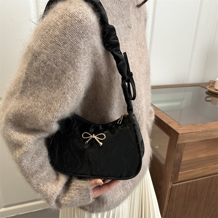 Damen Umhängetasche mit geschmeidigem Stoff und dekorativem Rüschengriff Nord Taschen