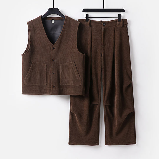 Herren Cord-Loungewear-Set mit V-Ausschnitt Weste und weiten Bundfaltenhose Nord Taschen