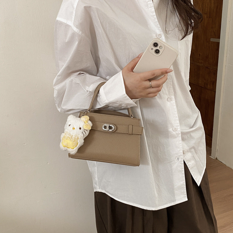 Damen trendige Handtasche mit verspieltem Tieranhänger Nord Taschen