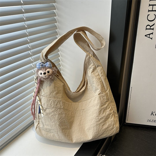 Damen lässige Beuteltasche mit dekorativem Anhänger Nord Taschen