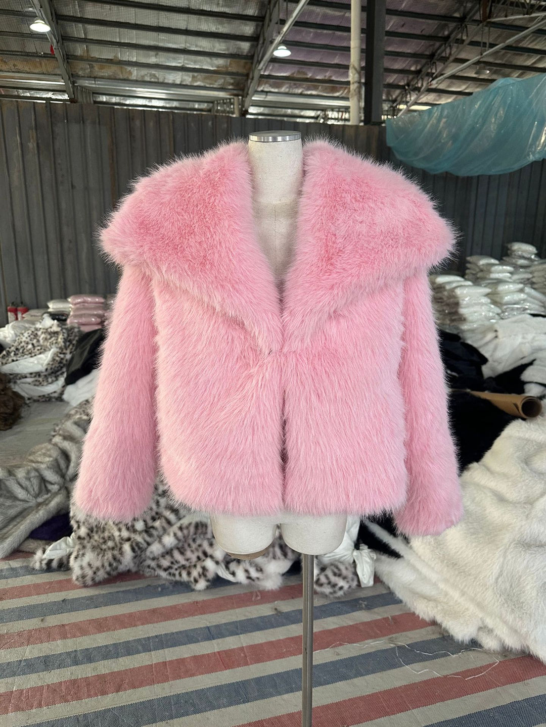 Damen Kurzbolero im Boxy-Cut aus veganem Shaggy-Kunstpelz mit XXL-Schalkragen Nord Taschen