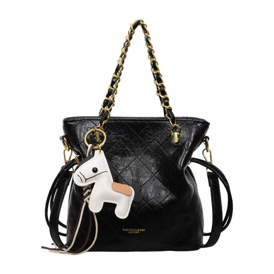 Damen moderne Hobo-Tasche mit eleganten Kettenakzenten und verspieltem Anhänger Nord Taschen