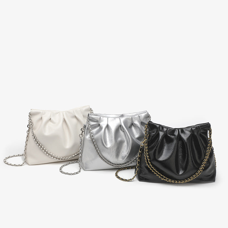 Damen Hobo-Tasche mit eleganter Raffung und goldener Kettenverzierung Nord Taschen
