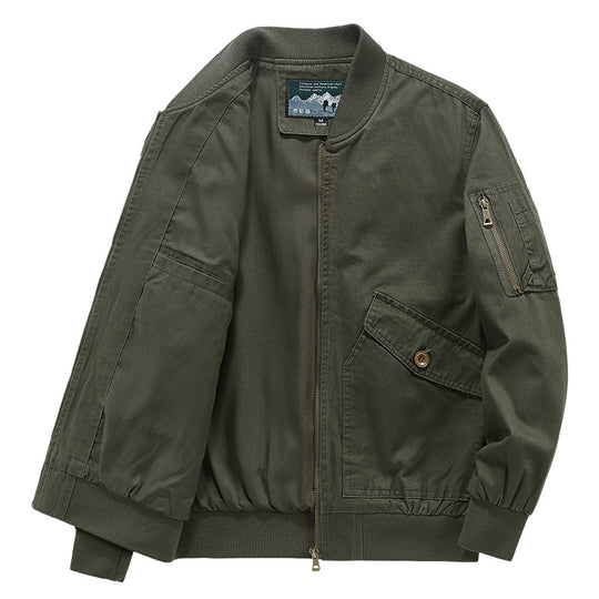 Herren leichter Canvas‑Bomber im Pilotencut mit Zip‑Ärmeltasche und schräg aufgesetzten Pattentaschen Nord Taschen