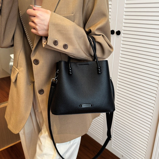 Damen elegante Hobo-Tasche aus geschmeidigem Kunstleder mit strukturierten Akzenten Nord Taschen