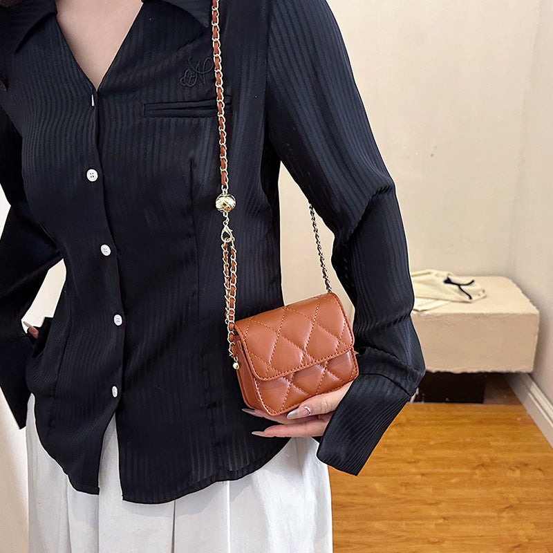 Damen Mini-Umhängetasche mit glänzender Kette und charmantem Anhänger Nord Taschen
