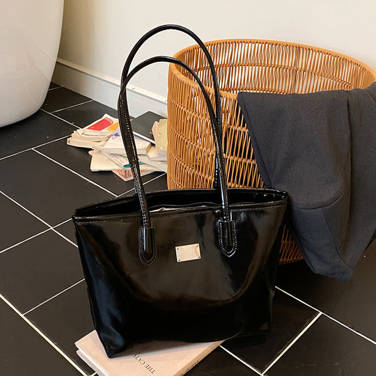 Damen Beuteltasche mit verspieltem Plüschanhänger Nord Taschen