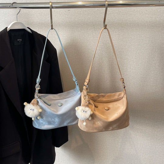 Damen Umhängetasche mit praktischem Reißverschluss und charmantem Anhänger | Nord Taschen