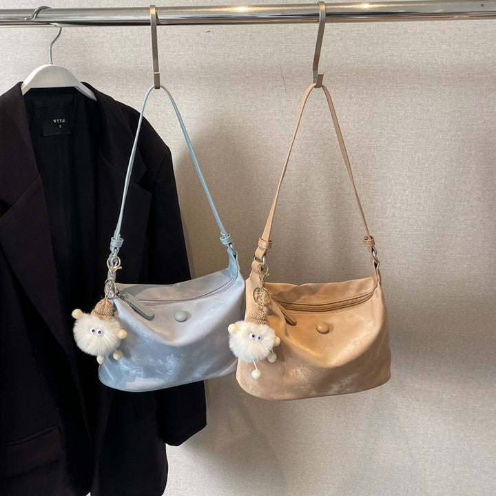 Damen Umhängetasche mit praktischem Reißverschluss und charmantem Anhänger | Nord Taschen