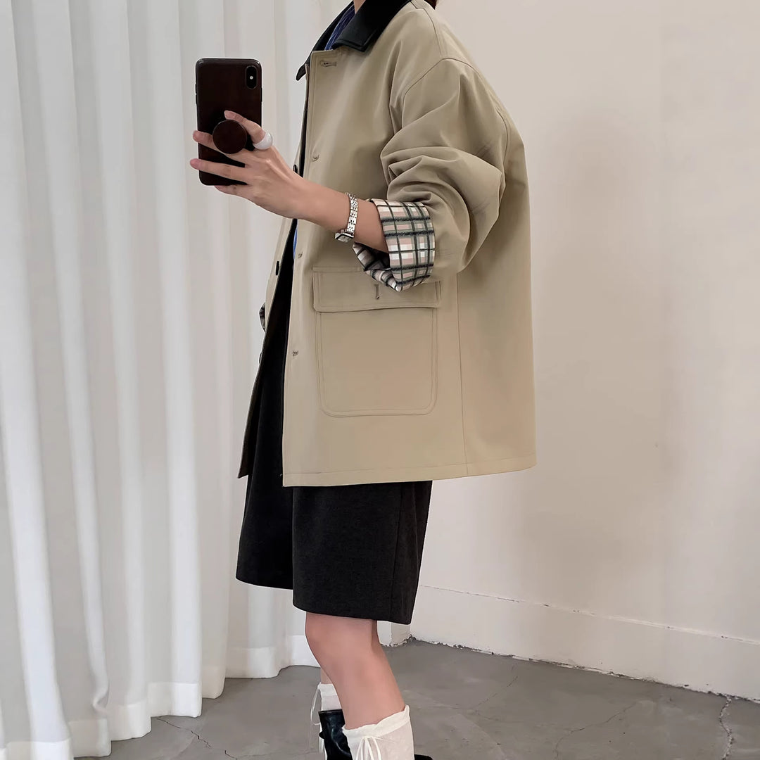 Damen Kurzjacke im Trench‑Stil mit Lederkragen und umschlagbaren Karo‑Manschetten Nord Taschen