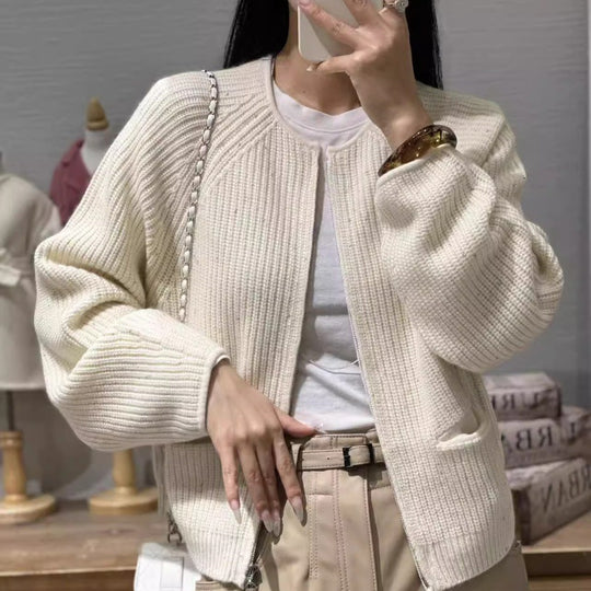 Damen Kurzgeschnittene kastige Strickjacke mit geripptem Feinstrick Ballonärmeln und aufgesetzten Eingrifftaschen Nord Taschen