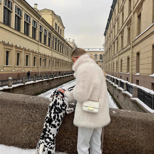 Damen Kurzmantel aus luxuriösem Hochflor-Kunstpelz mit weitem Reverskragen Nord Taschen
