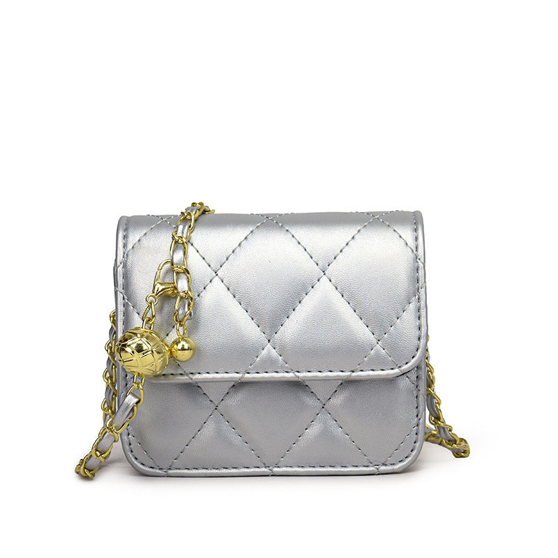 Damen Mini-Umhängetasche mit glänzender Kette und charmantem Anhänger Nord Taschen
