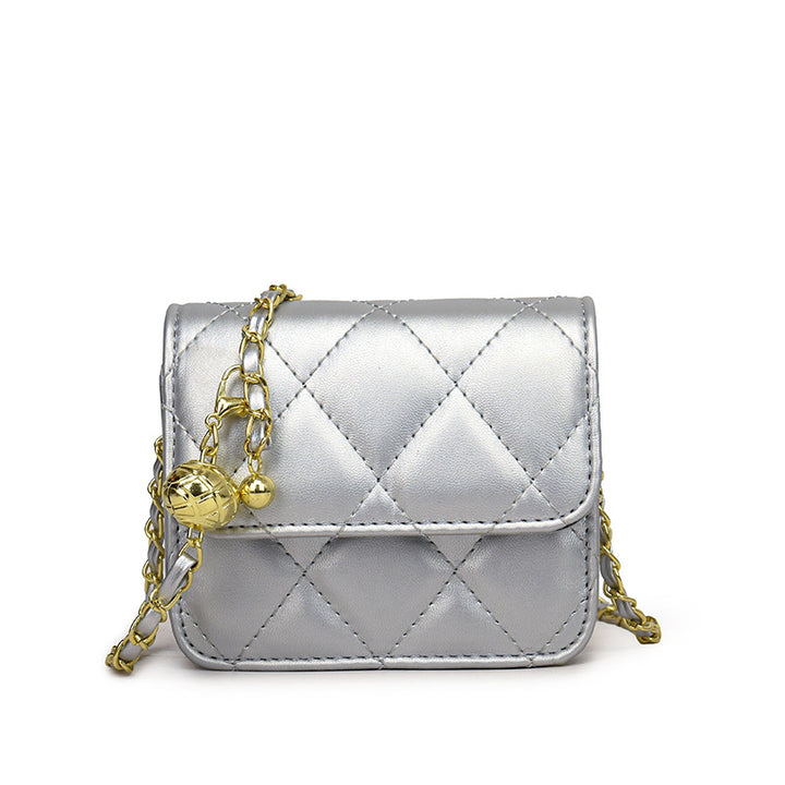 Damen Mini-Umhängetasche mit glänzender Kette und charmantem Anhänger Nord Taschen