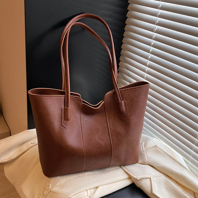 Damen Tasche mit eleganter Struktur und verspieltem Anhänger Nord Taschen