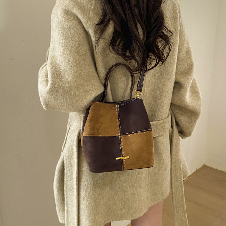 Damen Mini-Hobo-Tasche aus hochwertigem Veloursleder mit dekorativen Nähten Nord Taschen