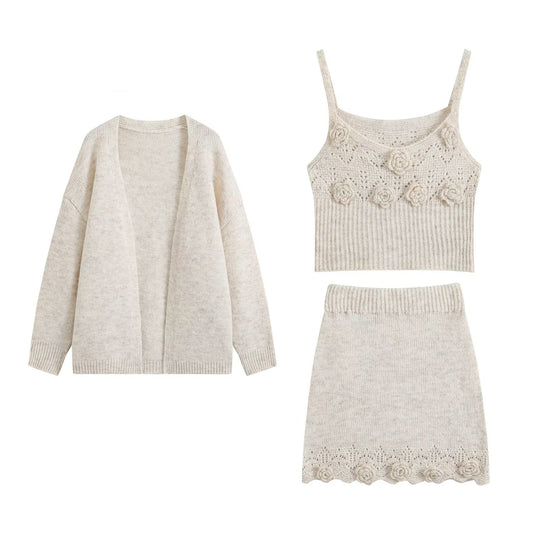 Damen Dreiteiliges Strickset mit offener Cardigan, Spaghettitop mit dreidimensionalen Blüten und tailliertem Rock Nord Taschen