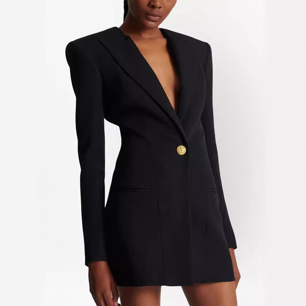 Damen kurzes Blazerkleid im minimalistischen Tailoring mit betonter Schulter und Ein-Knopf‑Verschluss Nord Taschen